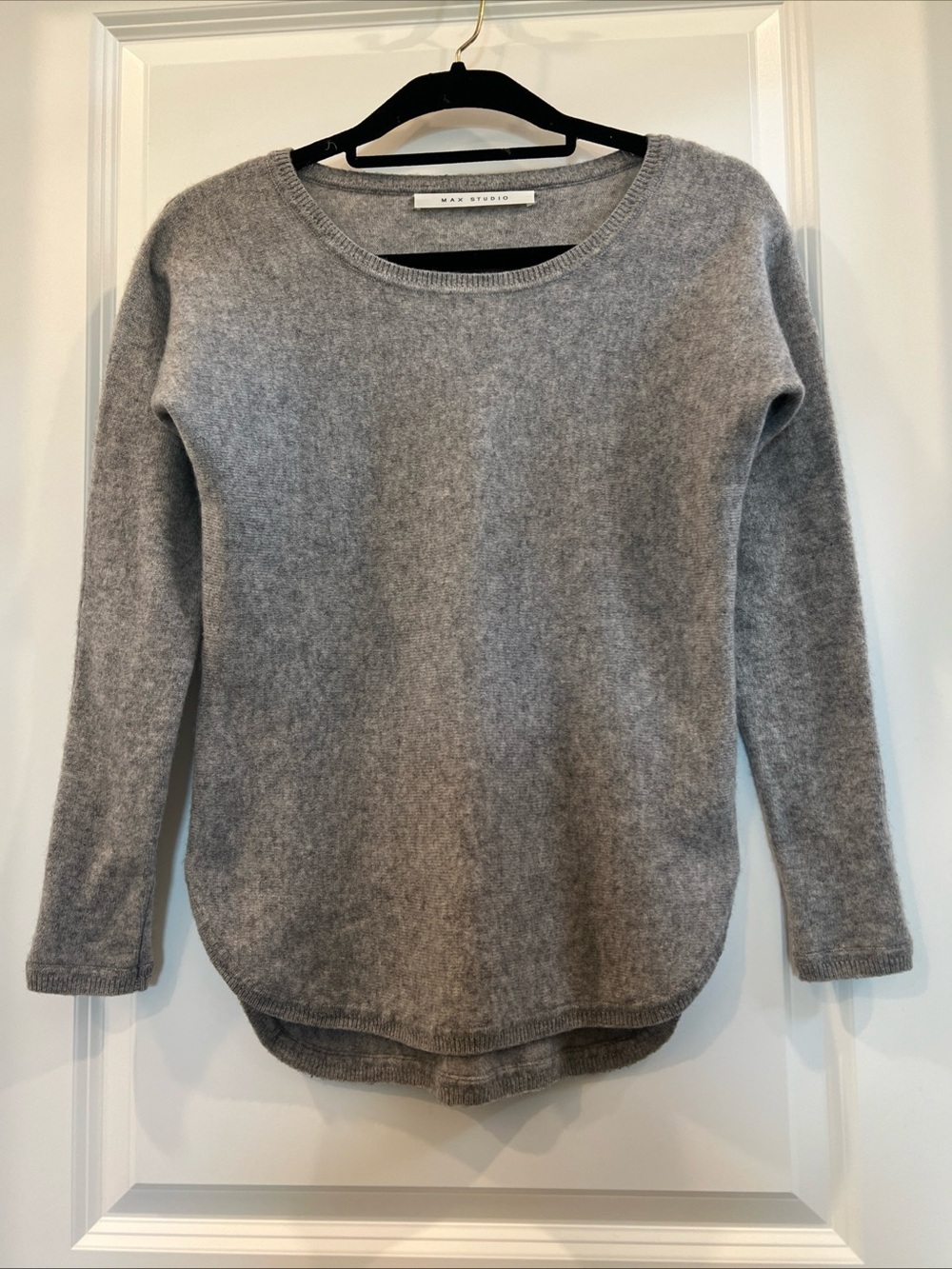 Max Studio Women’s pure cashmere Gray Crewneck soft Sweater round hemline sz.XS